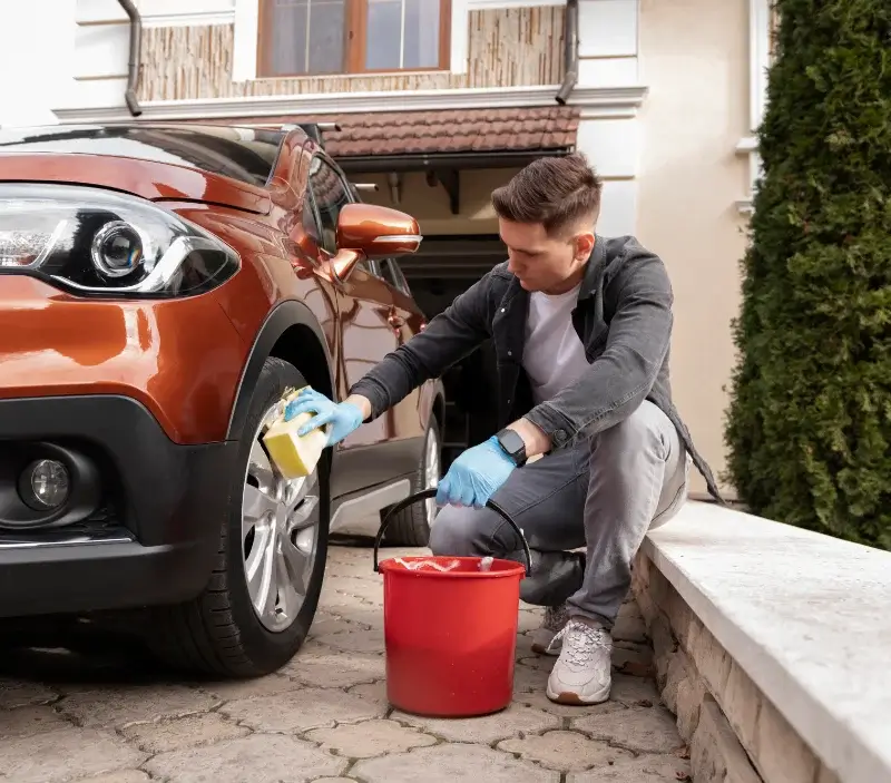 Lavage auto à domicile La Neuville-en-Hez : professionnel intervenant sur un véhicule